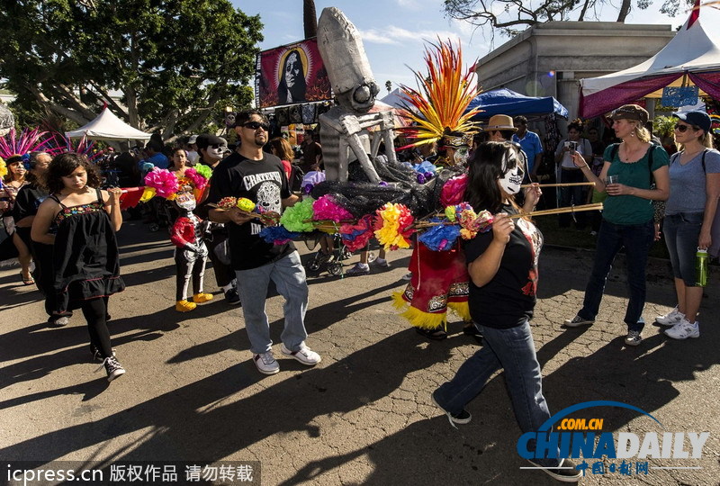 美國好萊塢墓園舉行亡靈節(jié)慶?；顒? valign=