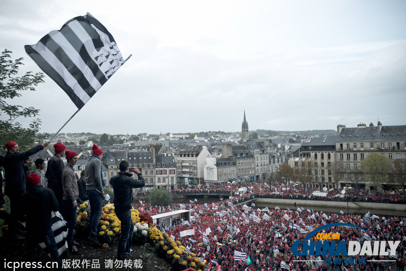 法國(guó)民眾游行抗議失業(yè)和污染稅 與警察發(fā)生沖突