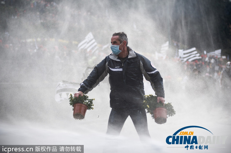 法國(guó)民眾游行抗議失業(yè)和污染稅 與警察發(fā)生沖突