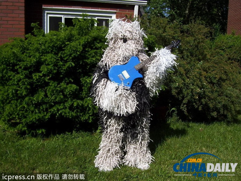 美國(guó)男子自認(rèn)為狗 愛穿狗服上街閑逛