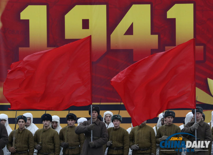 俄羅斯舉行隆重閱兵儀式 紀(jì)念1941年紅場(chǎng)閱兵72周年（高清組圖）