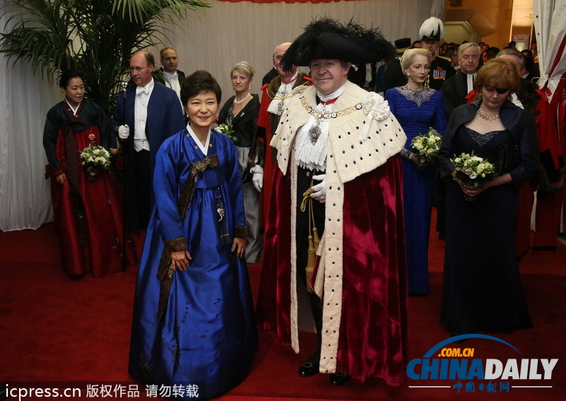 韓國(guó)總統(tǒng)樸槿惠訪(fǎng)問(wèn)倫敦 身穿藍(lán)色韓服參加晚宴