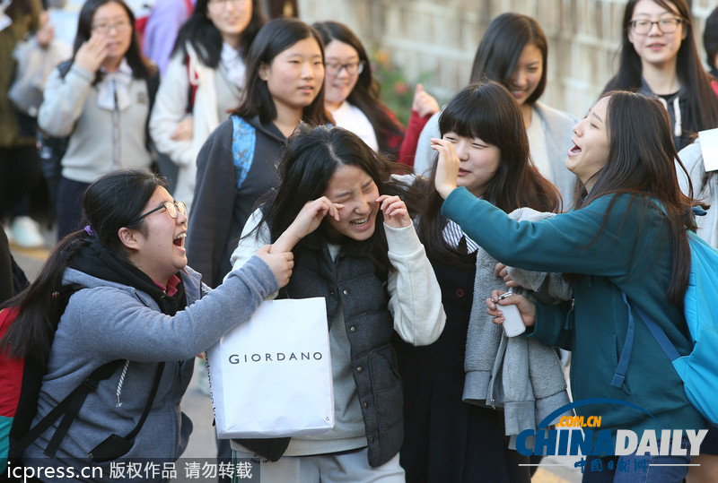 韓國高考一日奮戰(zhàn)結(jié)束 考生如釋重負喜極而泣