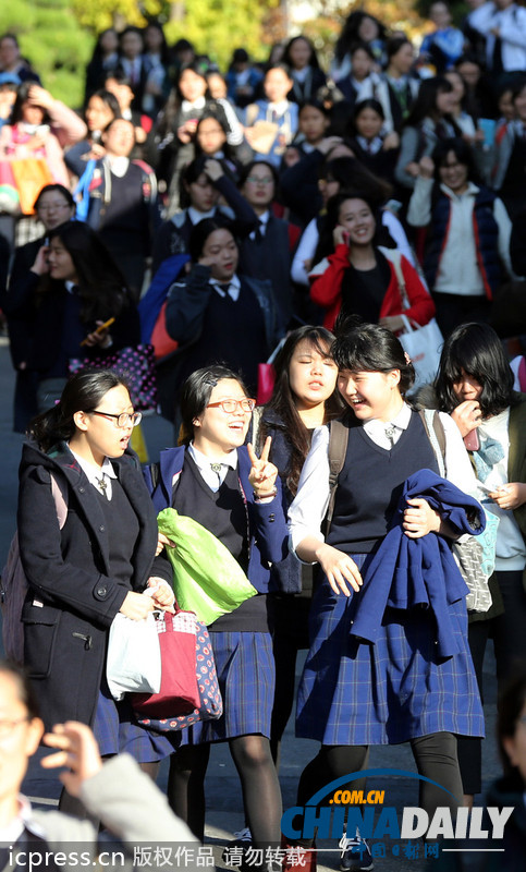 韓國高考一日奮戰(zhàn)結(jié)束 考生如釋重負(fù)喜極而泣