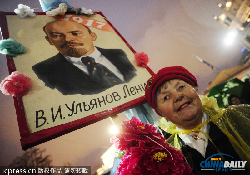 俄共產(chǎn)黨支持者手持列寧畫像游行 紀念十月革命96周年