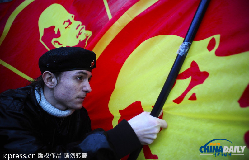 俄共產(chǎn)黨支持者手持列寧畫(huà)像游行 紀(jì)念十月革命96周年