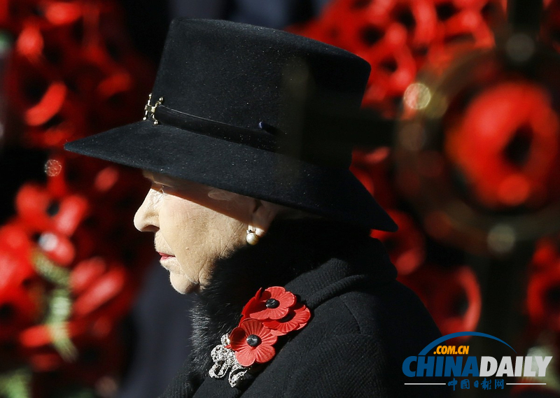 英女王與凱特王妃參加英國(guó)國(guó)殤紀(jì)念日活動(dòng)<BR>