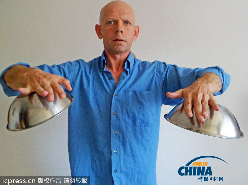 現(xiàn)實版“萬磁王“！德男子用念力控制吸附金屬