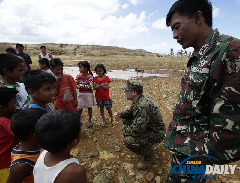 美國海軍向菲律賓空投救援物資 災(zāi)民回贈大螃蟹