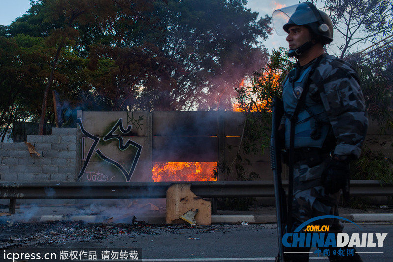 巴西強(qiáng)拆貧民窟迎世界杯引發(fā)抗議（組圖）