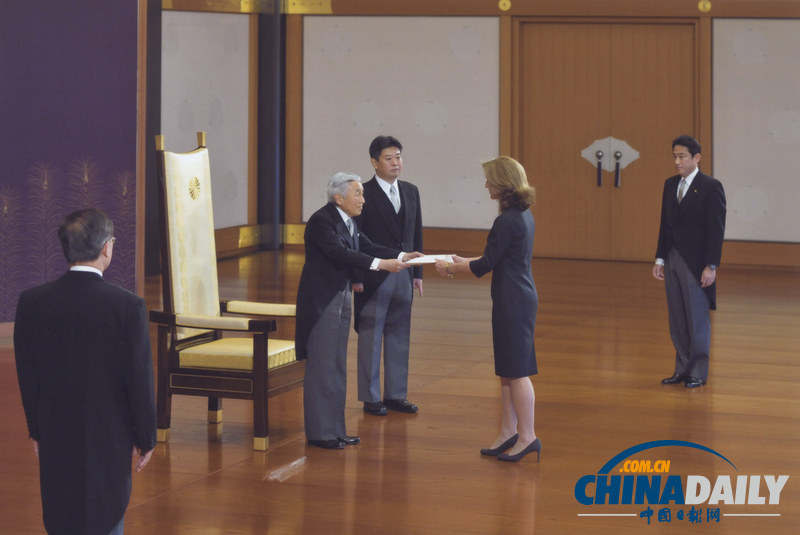 日本天皇打破傳統(tǒng) 與美國(guó)新任駐日大使卡羅琳握手