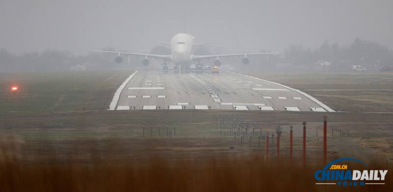 一架波音747運輸機錯降機場 一度被困美國堪薩斯
