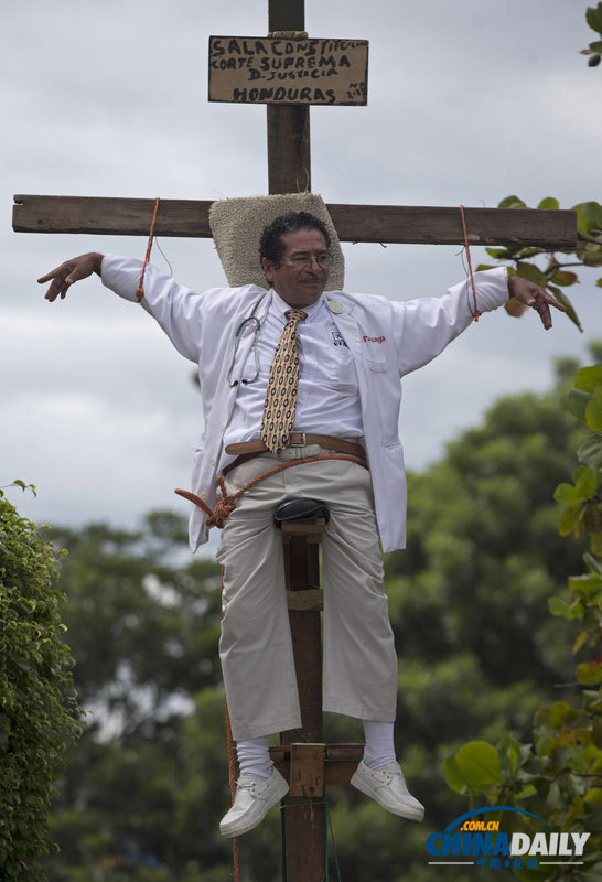 洪都拉斯男子懸掛十字架 抗議法院拒獨(dú)立人士競(jìng)選市長(zhǎng)