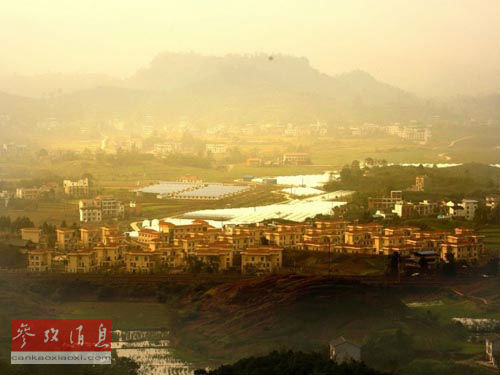 美媒關(guān)注“富豪為鄉(xiāng)親建別墅” 稱其感動(dòng)中國(guó)人
