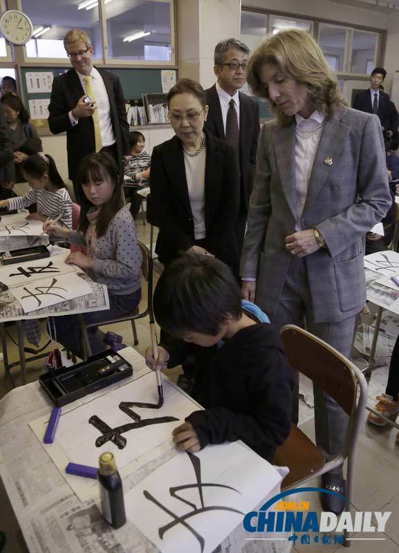 美新任駐日大使訪問(wèn)日本海嘯災(zāi)區(qū) 展示書法“友”字