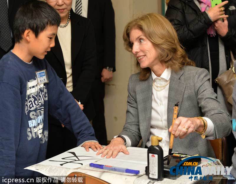 美新任駐日大使訪問日本海嘯災(zāi)區(qū) 展示書法“友”字