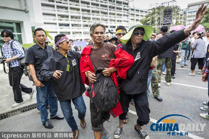 泰國示威者占領(lǐng)政府要害部門 要求總理英拉下臺(tái)