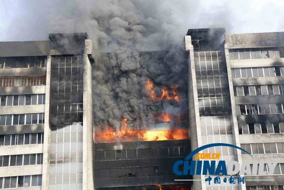 孟加拉工人放火燒制衣廠大樓 暫無傷亡報(bào)告