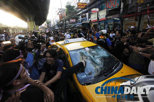 泰國(guó)示威者欲沖擊總理府未果 英拉稱(chēng)不會(huì)“逃跑”