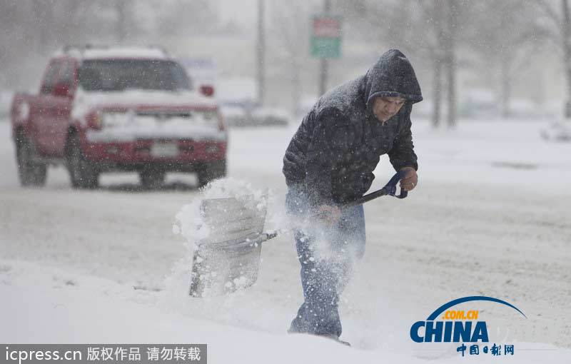 美國(guó)遭遇大雪襲擊 汽車(chē)和行人出行受阻