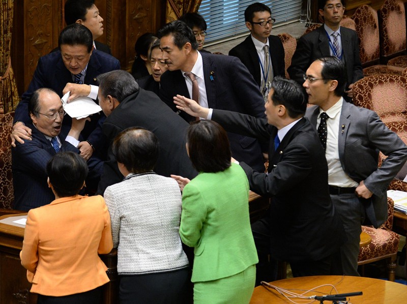 日本參院特委會(huì)強(qiáng)行通過《特定秘密保護(hù)法案》議員曾爬上桌子抗議