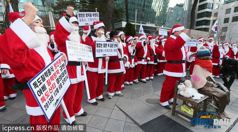 韓慰安婦少女像披冬裝 在圣誕老人簇?fù)硐率刈o(hù)獨(dú)島
