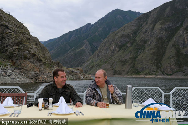 俄總理梅德韋杰夫否認與普京關(guān)系緊張