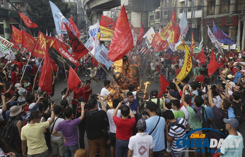 菲律賓民眾焚燒總統(tǒng)阿基諾模型 紀念國際人權日