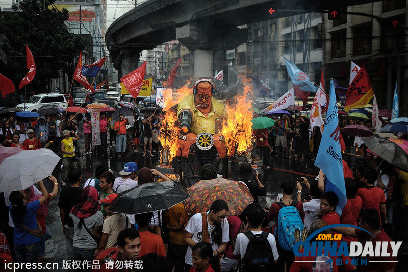 菲律賓民眾焚燒總統(tǒng)阿基諾模型 紀(jì)念國際人權(quán)日