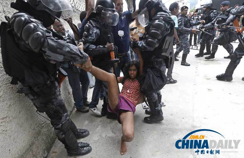 巴西世界杯翻修工程引當?shù)厝瞬粷M 警察逮捕多名抗議者