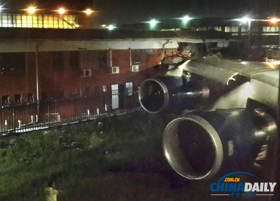 英國航空客機(jī)在南非機(jī)場撞樓 4人受傷