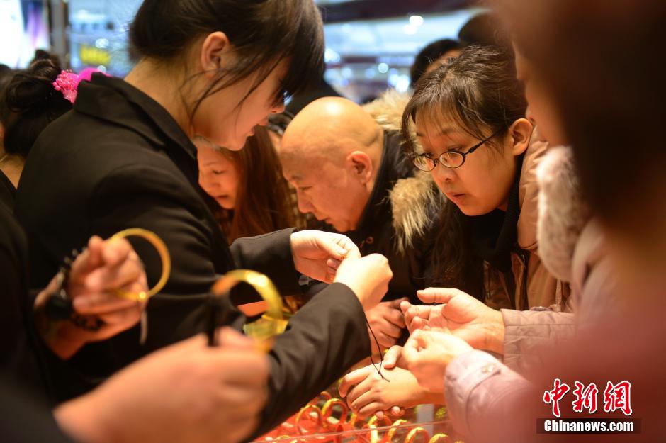 圣誕節(jié)中國(guó)多地黃金價(jià)格再降 民眾蜂擁搶購(gòu)