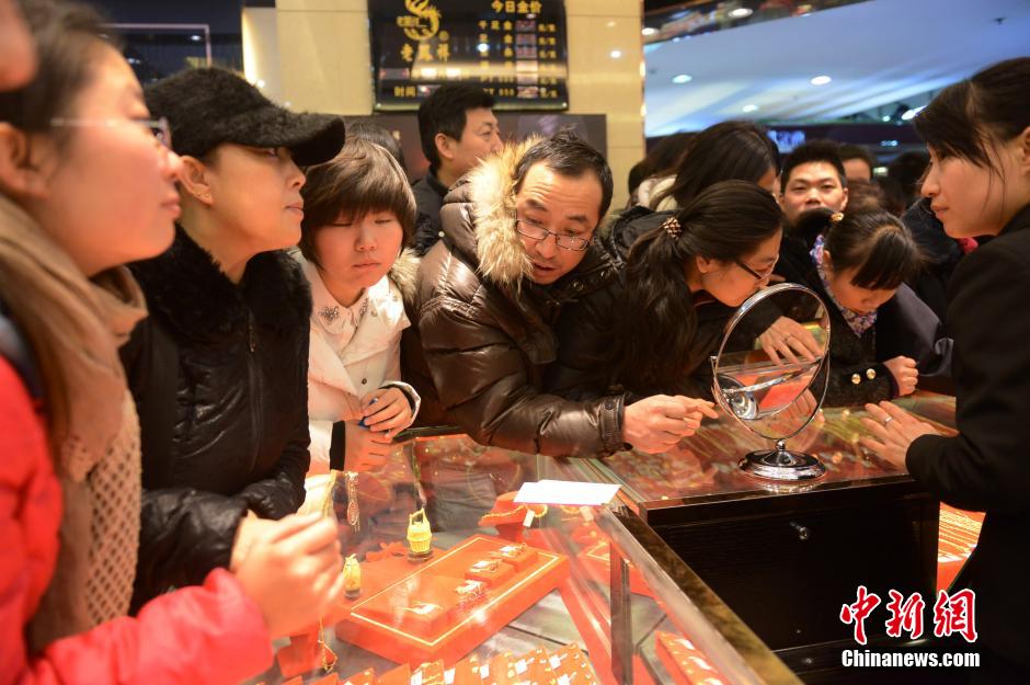 圣誕節(jié)中國多地黃金價格再降 民眾蜂擁搶購