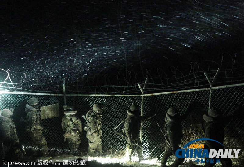韓國(guó)士兵全副武裝在韓朝邊境巡邏（組圖）