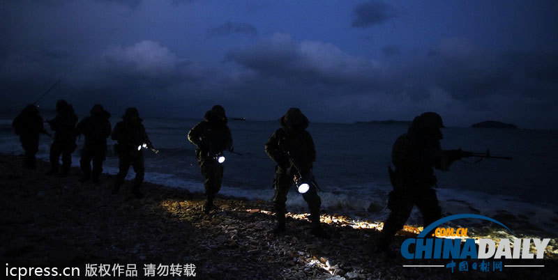 韓國(guó)士兵全副武裝在韓朝邊境巡邏（組圖）
