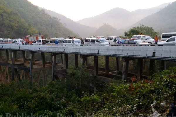 圖：泰國(guó)客車(chē)墜峽谷數(shù)十人死傷 司機(jī)疑疲勞駕駛