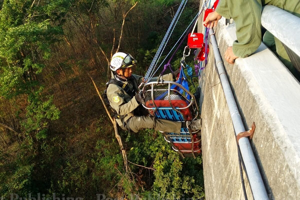 圖：泰國(guó)客車墜峽谷數(shù)十人死傷 司機(jī)疑疲勞駕駛