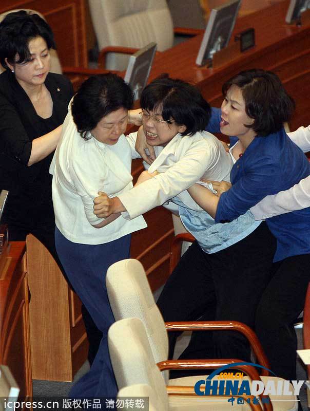 盤點(diǎn)外國(guó)議會(huì)上議員“肉搏戰(zhàn)”摔跤鎖喉扔雞蛋