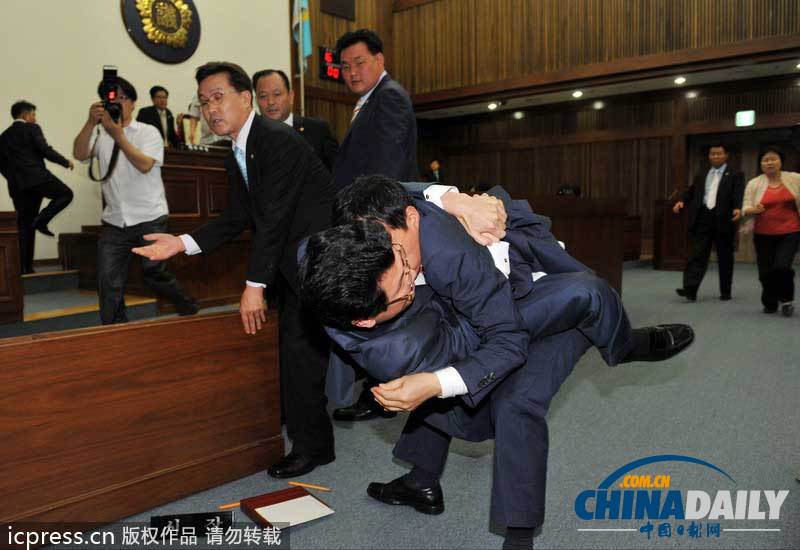 盤點(diǎn)外國(guó)議會(huì)上議員“肉搏戰(zhàn)”摔跤鎖喉扔雞蛋