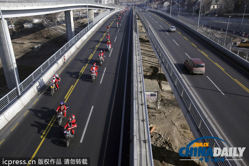 百名圣誕老人機車大游行 為兒童送禮物異常拉風(fēng)