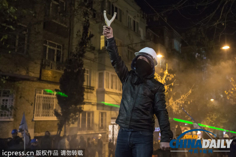 伊斯坦布爾示威轉(zhuǎn)為激烈沖突 街道一片狼藉