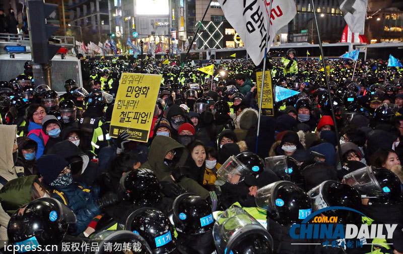 韓國民主勞總發(fā)起總罷工 與警方沖突不斷
