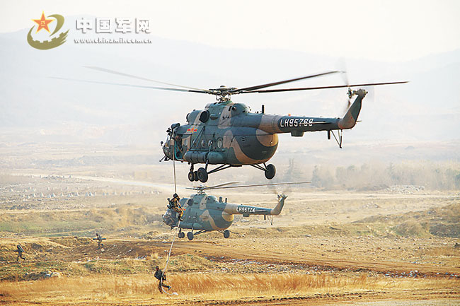 南京軍區(qū)陸航某旅組織特戰(zhàn)分隊(duì)進(jìn)行機(jī)降突擊訓(xùn)練
