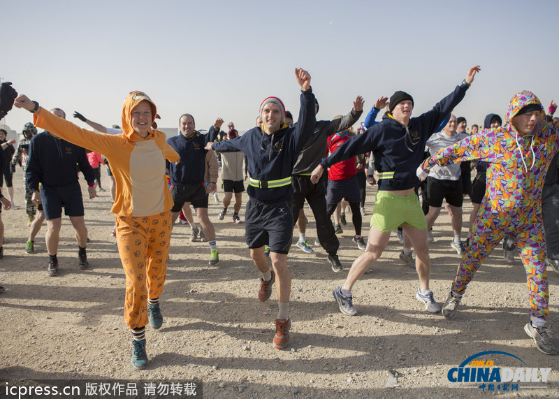 超人、天線寶寶齊上陣：駐阿英軍奇裝賽跑迎新年