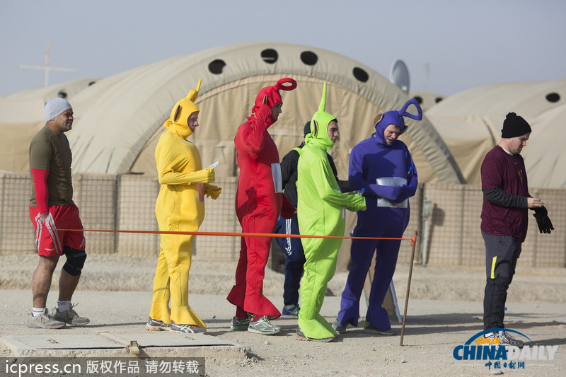 超人、天線寶寶齊上陣：駐阿英軍奇裝賽跑迎新年