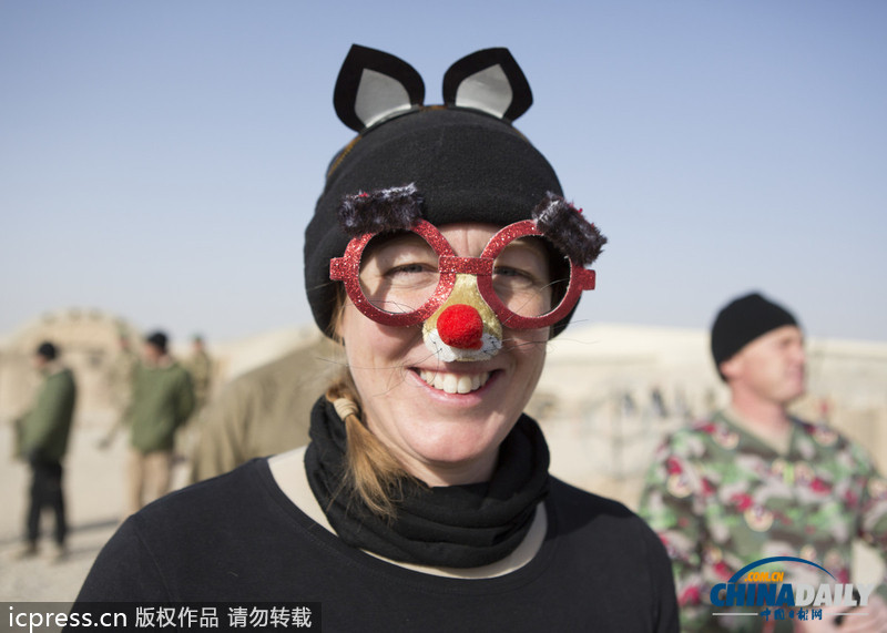 超人、天線寶寶齊上陣：駐阿英軍奇裝賽跑迎新年