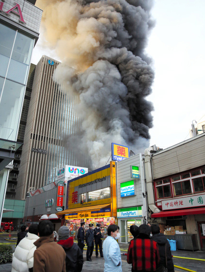 東京地鐵站附近發(fā)生大火 已燒毀4棟建筑物（圖）