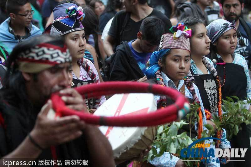 智利抗議者焚燒路障 紀(jì)念土著居民遭警察射殺六周年