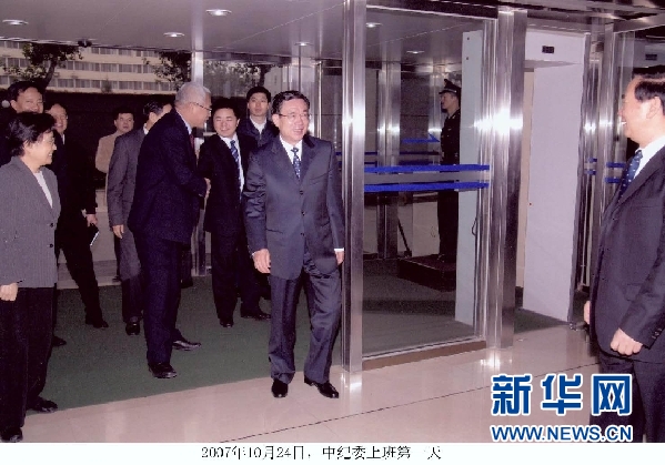 賀國強(qiáng)談查處群體性事件背后隱藏的腐敗問題
