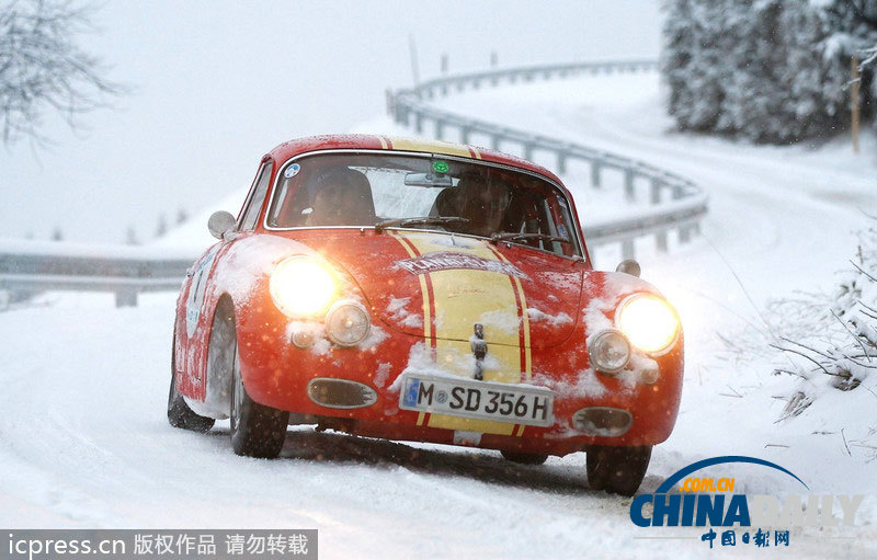 2014普拉耐經(jīng)典賽開(kāi)幕 百歲老爺車(chē)暴雪中前行